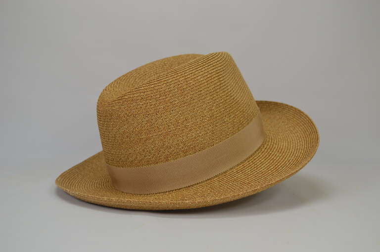 Hermès Isola Hat Tresse Papier Gross Grain Beige / Sable.
Comes with original box.
Never carried
Bought it in hermès store in 2014.

The Retail Price in store is 442,20$. We sell it for 262,00$

-Original Invoice.
-Shipment and Insurance