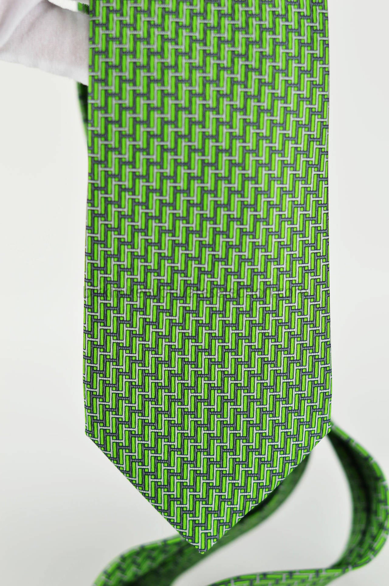 HERMES Tie TWILL Silk Apple Pearl Grey 8cm 2015.

Pre-owned and never used.

Bought it in Hermes store in 2015.

Size; 8cm.

Color; POMME PERLE GRIS.

Model; Twill.

-Original Invoice.

-Shipment and Insurance, 100% Safe.

-Sold with