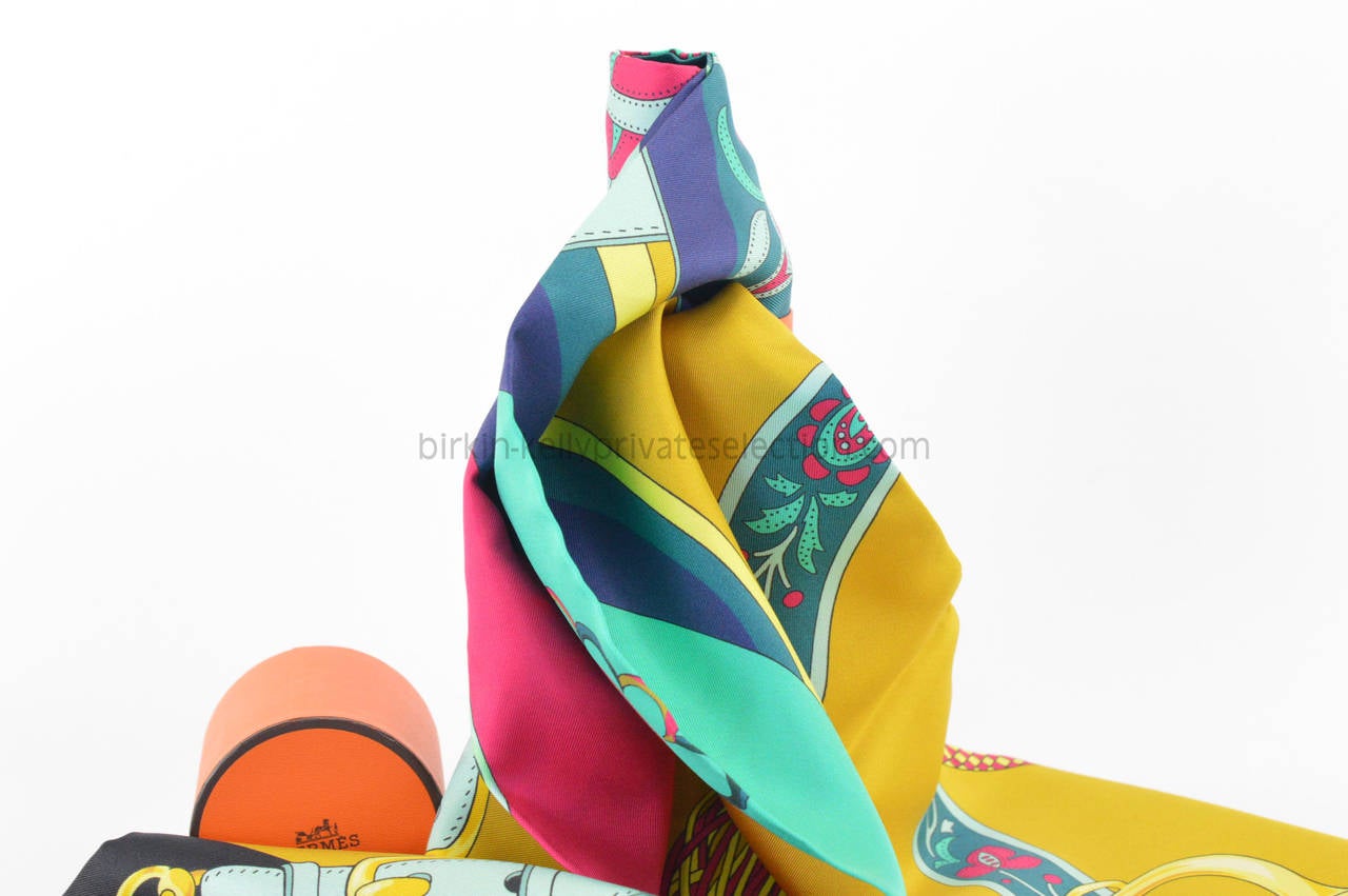 HERMES Maxi Twilly FESTIVAL DES AMAZONES Silk BLACK, GOLD, GREEN 2015.

Pre-owned and never used.

Bought it in Hermes store in 2015.

Model; FESTIVAL DES AMAZONES.

Composition; 100% Silk.

Size; 20cm x 220cm.

Color; NOIR, OR,