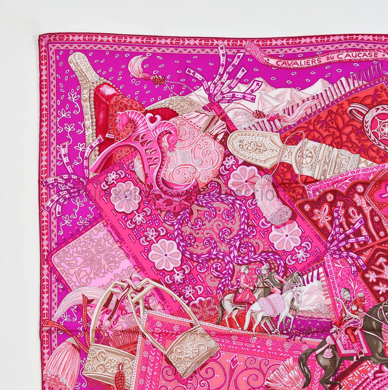 HERMES Carre Twill CAVALIERS DU CAUCASE Silk FUCHSIA, PINK, BEIGE 2015.

Pre-owned and never used.

Bought it in Hermes store in 2015.

Model; CAVALIERS DU CAUCASE.

Composition; 100% Silk.

Size; 90cm x 90cm.

Color; FUCHSIA, ROSE,
