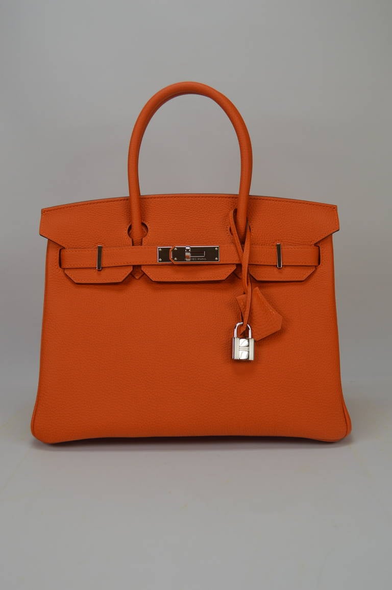 HERMES new stylish handbag. 30cm long, and a nice orange color.
Comes with original box, dustbag, clochette, lock, two keys, felt, rain cover, clochette dustbag, and care booklet.
*Protective felt removed for purposes of photography only.