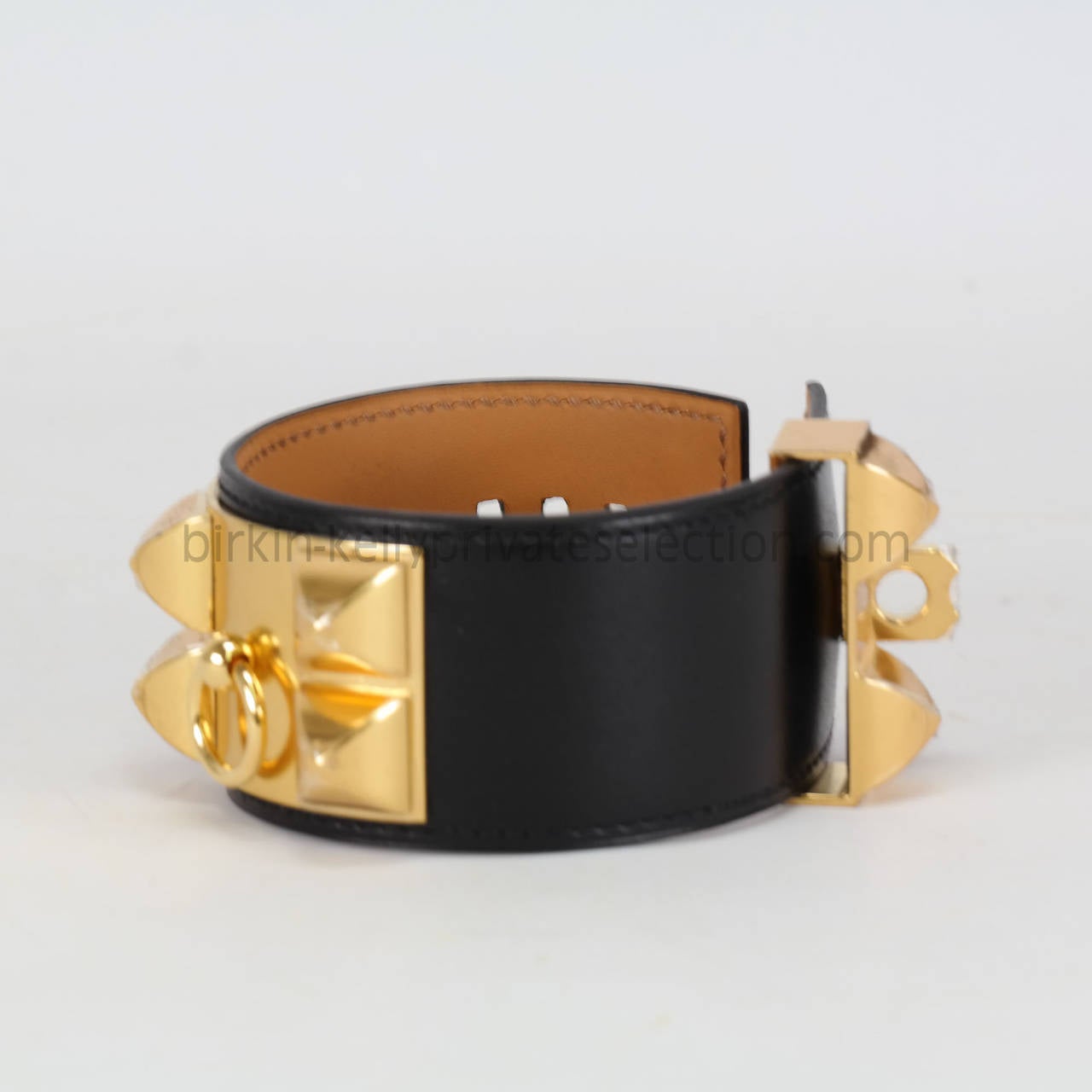 HERMES Bracelet Collier de Chien S BOX BLACK Gold Hardware 2015.

Pre-owned and never used.

Bought it in Hermes store in 2015.

Composition; Leather.

Model; Collier de Chien.

Size; S.

Color; NOIR.

Details:
*Protective felt