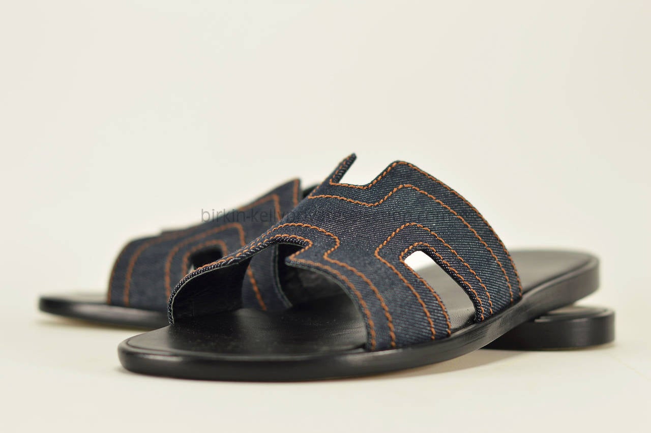 HERMES SANDALS IZMIR 41 Jeans BLACK 2015.

Pre-owned and never used.

Bought it in Hermes store in 2015.

Model; IZMIR.

Composition; Leather, Jeans.

Size; 41.

Color; NOIR.

-Original Invoice.

-Shipment and Insurance, 100%