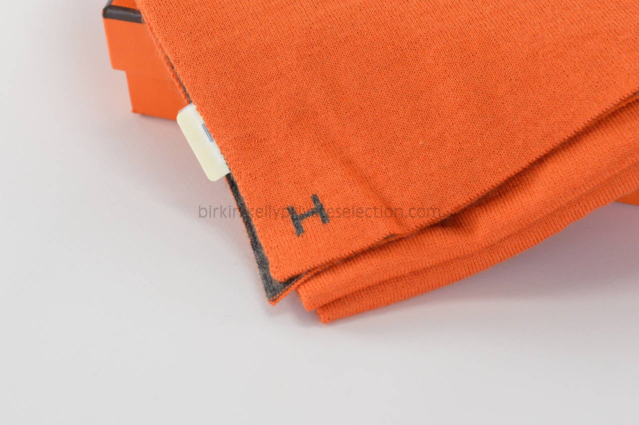 HERMES Scarf Maille Aller Retour Cachemire Silk Orange, Grey 2015.

Pre-owned and never used.

Bought it in Hermes store in 2015.

Composition; Cachemire 70% Silk 30%.

Size; 30cm x 180cm.

Color; Orange, Flanelle.

Model; Maille Aller