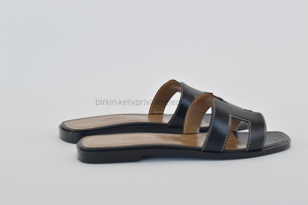 HERMES SANDALS ORAN 36 BOX Black 2015.

Pre-owned and never used.

Bought it in Hermes store in 2015.

Model; ORAN.

Composition; Leather.

Size; 36.

Color; Noir.

-Original Invoice.

-Shipment and Insurance, 100% Safe.

-Sold