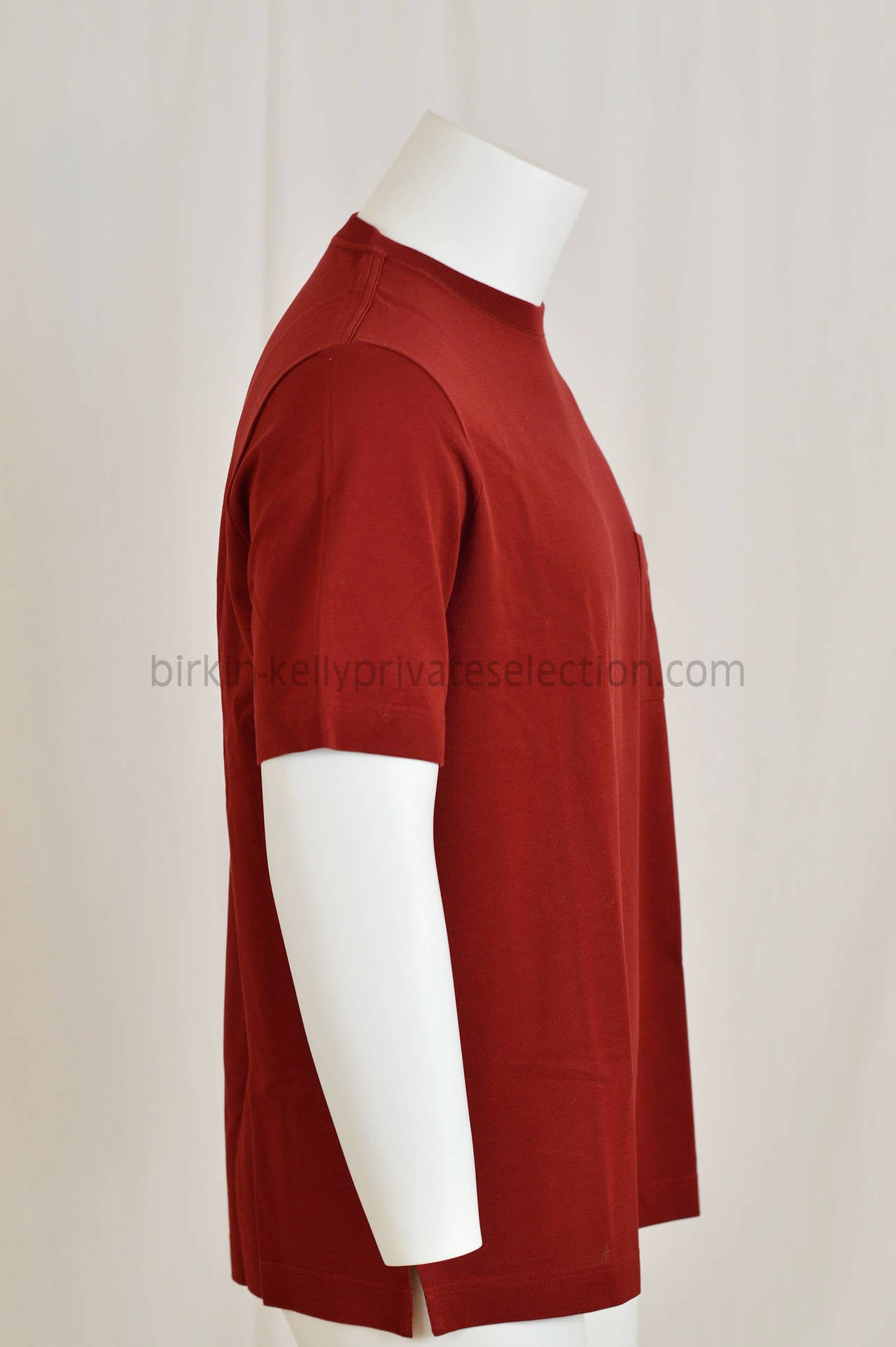 HERMES T-Shirt Ras du Cou Cotton Pique L RED 2015.

Pre-owned and never used.

Bought it in Hermes store in 2015.

Composition; 100% Cotton.

Size; L.

Color; ROUGE.

Model; Ras du Cou.

-Original Invoice.

-Shipment and Insurance,