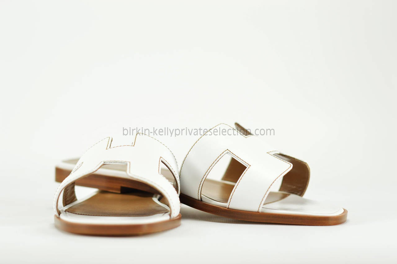 HERMES SANDALS ORAN 37.5 BOX WHITE 2015.

Pre-owned and never used.

Bought it in Hermes store in 2015.

Model; ORAN.

Composition; Leather.

Size; 37.5.

Color; BLANC.

Possible delivery methods

1.The item will be provided by Fedex