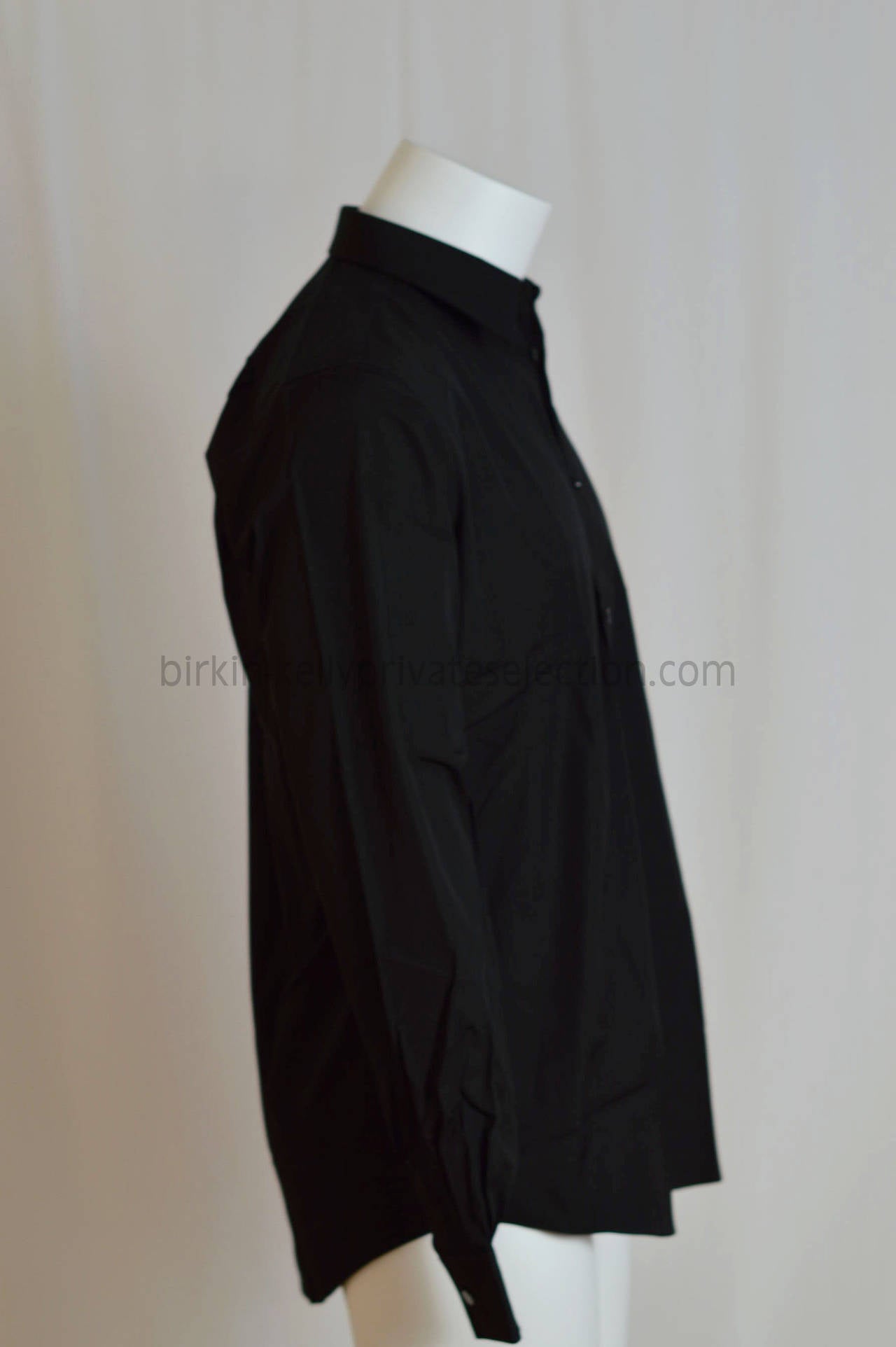 HERMES Shirt DROITE COL DROITE Cotton Poplin 40 BLACK 2015.

Pre-owned and never used.

Bought it in Hermes store in 2015.

Composition; 100% Cotton.

Size; 40.

Color; NOIR.

Model; DROITE COL DROITE.

-Original Invoice.

-Shipment