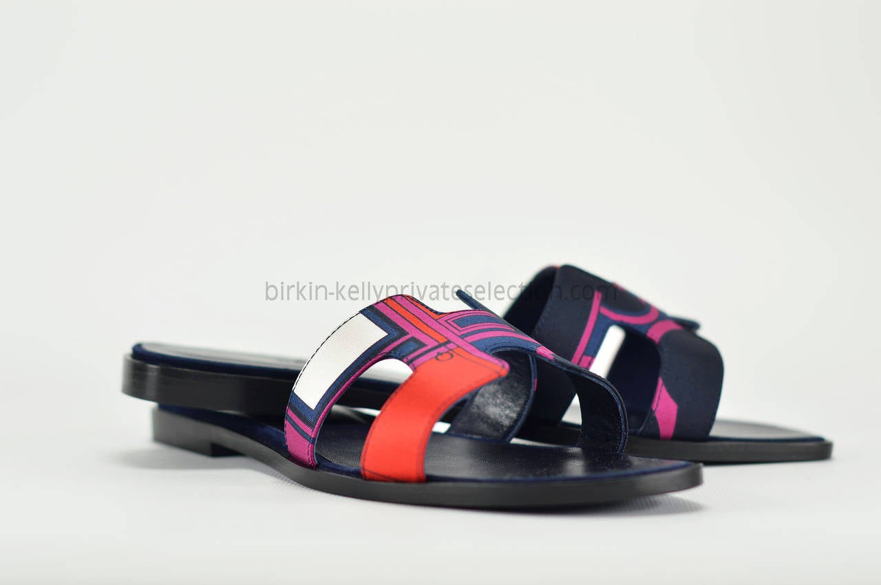 HERMES SANDALS ORAN 37.5 Squared Silk PURPLE 2015.

Pre-owned and never used.

Bought it in Hermes store in 2015.

Model; ORAN.

Composition; Leather, Silk.

Size; 37.5.

Color; POURPRE.

-Original Invoice.

-Shipment and Insurance,