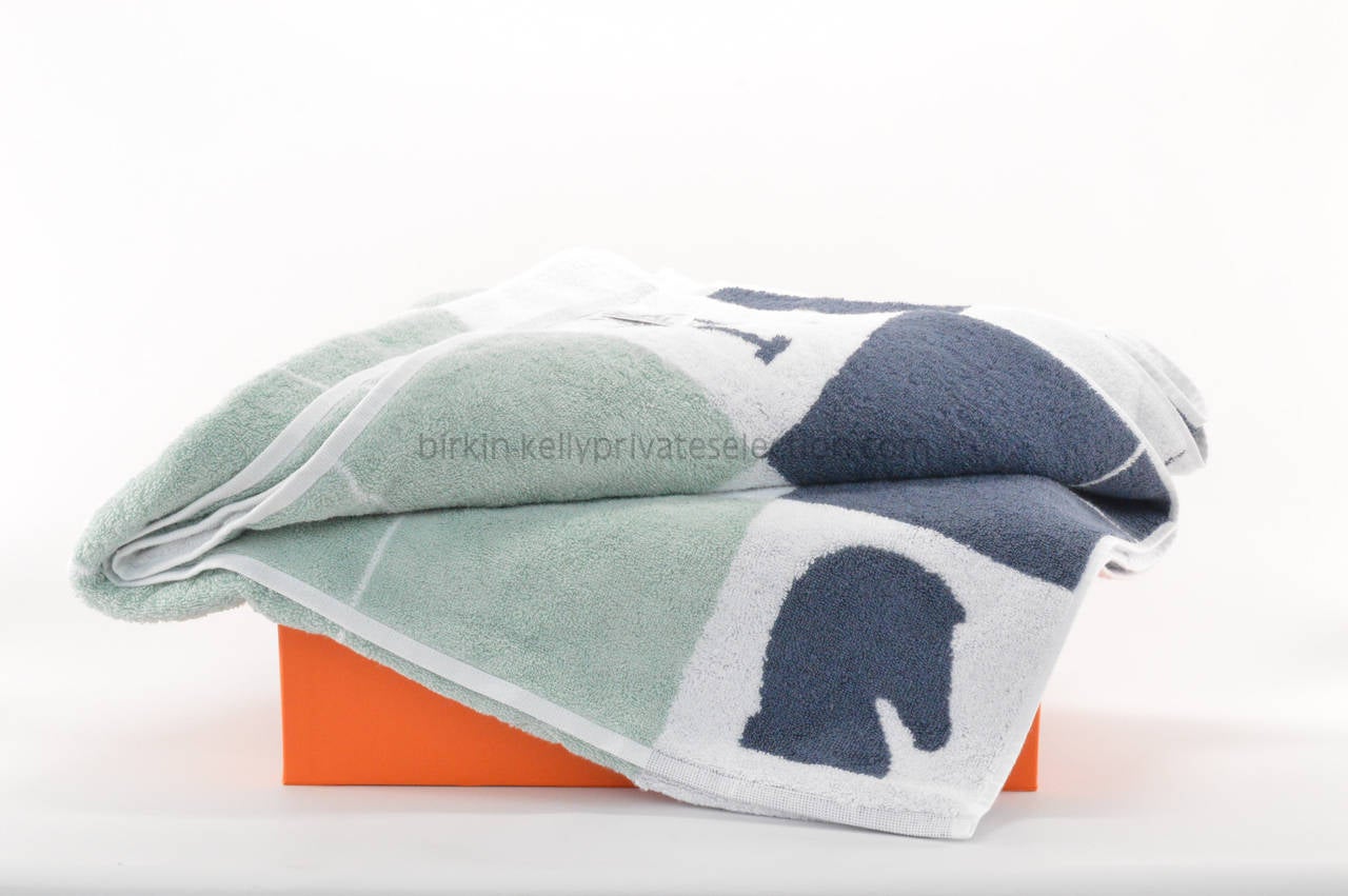 HERMES Bath Towel AVALON SAMARCANDE Cotton GREY, BLUE, WHITE 2015.

Pre-owned and never used.

Bought it in Hermes store in 2015.

Model; AVALON SAMARCANDE.

Composition; 100% Cotton.

Size; 90cm x 150cm.

Color; ARDOISE,