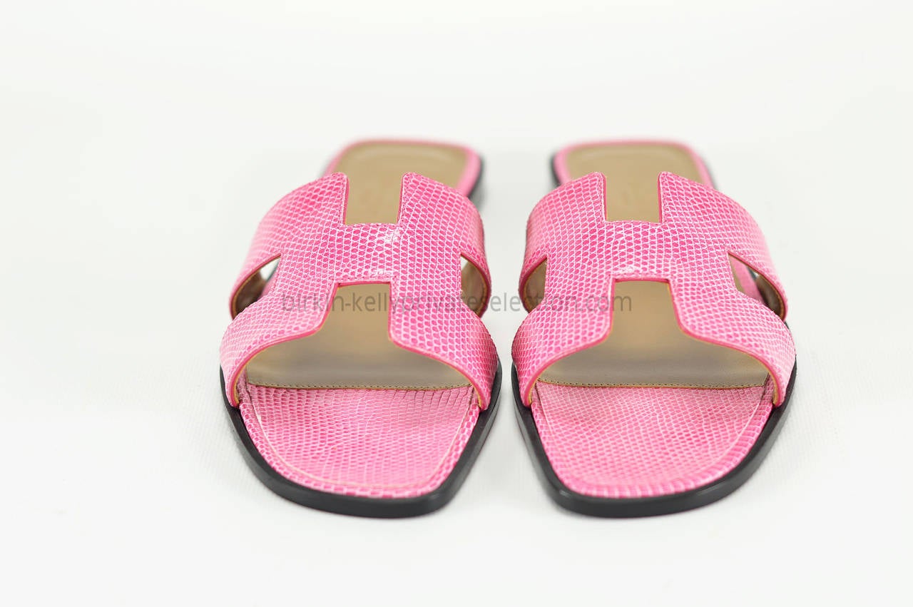 HERMES SANDALS ORAN 38.5 LIZARD FUCHSIA 2015.

Pre-owned and never used.

Bought it in Hermes store in 2015.

Model; ORAN.

Composition; Leather.

Size; 38.5.

Color; FUCHSIA.

-Original Invoice.

-Shipment and Insurance, 100%