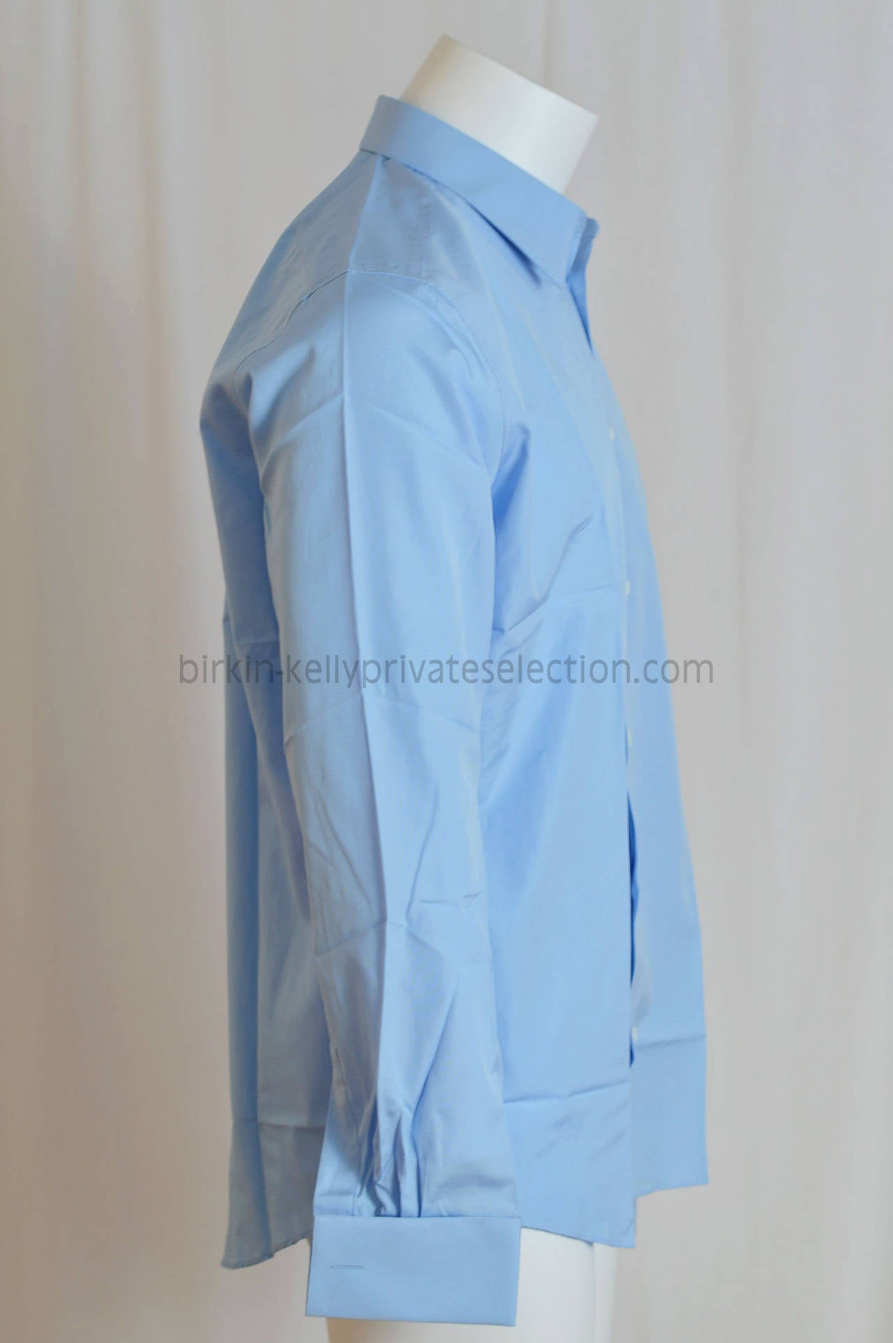HERMES Shirt Ajustee Col Droite Cotton Poplin 42 Light Blue 2015.

Pre-owned and never used.

Bought it in Hermes store in 2015.

Composition; 100% Cotton.

Size; 42.

Color; Bleu Pale.

Model; Ajustee Col Droite.

-Original