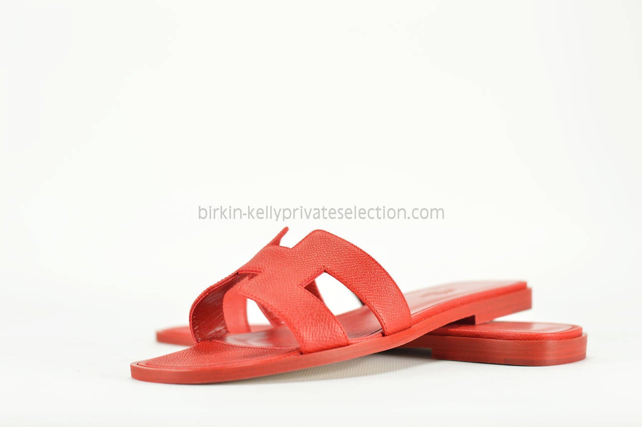 HERMES SANDALS ORAN 38 EPSOM RED 2015.

Pre-owned and never used.

Bought it in Hermes store in 2015.

Model; ORAN.

Composition; Leather.

Size; 38.

Color; ROUGE.

-Original Invoice.

-Shipment and Insurance, 100% Safe.

-Sold