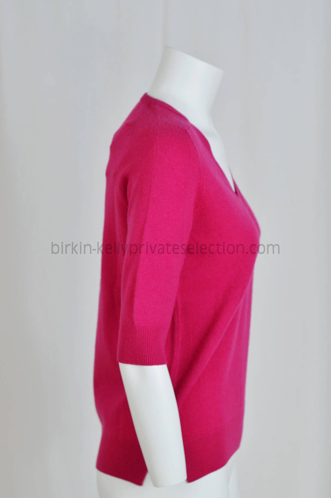 Hermes sweater COL V CACHEMIR 36 ECOSSAIS BICOLORE MAGENTA 2015.

Pre-owned and never used.

Bought it in hermes store in 2015.

Size; 36.

Color; BICOLORE MAGENTA.

Model; Col V Ecossais.

-Original Invoice.

-Shipment and Insurance,