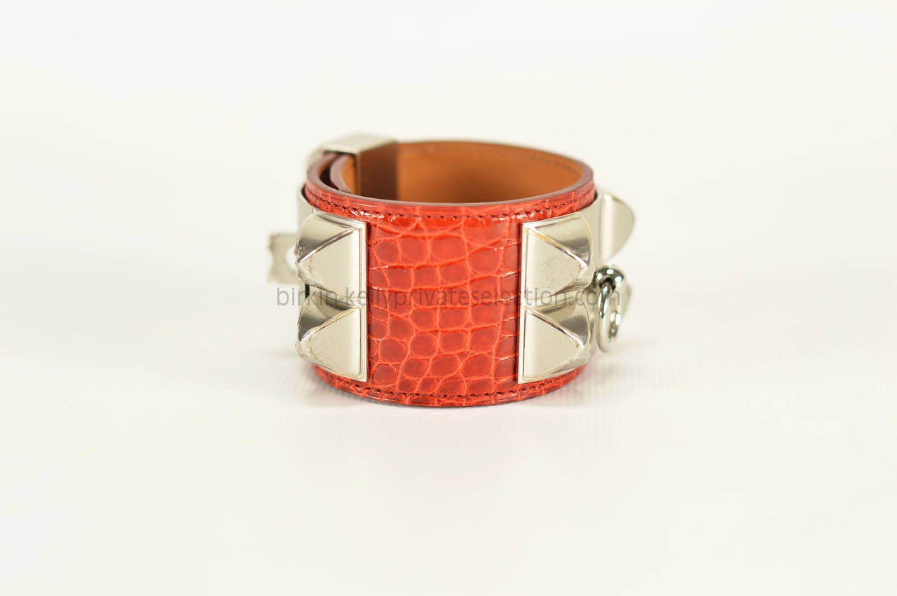 HERMES BRACELET COLLIER DE CHIEN V2 Alligator Mississippiensis RED Palladium Hardware 2015.

Pre-owned and never used.

Bought it in Hermes store in 2015.

Size; S.

Color; SANGUINE.

Model; COLLIER DE CHIEN.

-Original