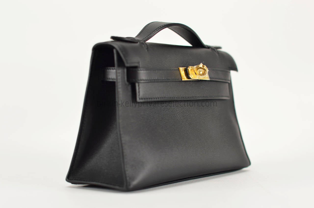 HERMES Handbag KELLY MINI VEAU SWIFT Black Gold Hardware 2015.

Pre-owned and never used.

Bought it in Hermes store in 2015.

Model: Kelly mini.

Color: Noir.

Size: 22x13x7cm (W x H x D)

-Original Invoice.

-Shipment and Insurance,