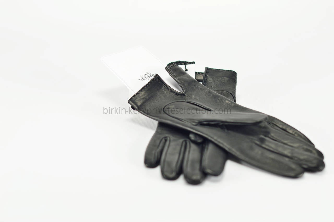 HERMES Gloves Woman SOYA Size 7 Black Palladium Hardware 2015.

Pre-owned and never used.

Bought it in hermes store in 2015.

Size; 7

Color; NOIR

Model;Soya.

 -Original Invoice.

-Shipment and Insurance, 100% Safe.

-Sold with