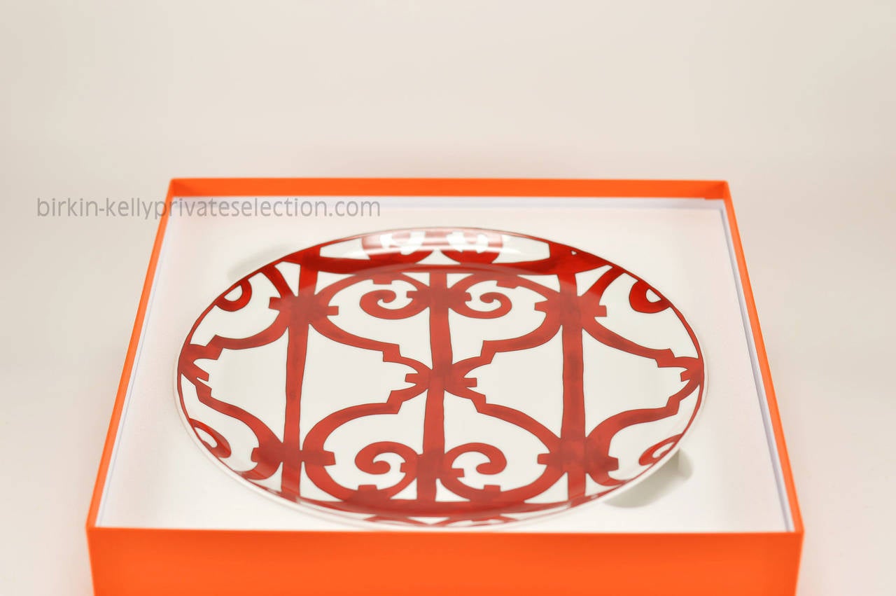 HERMES FLAT CAKE PLATTER GUADALQUIVIR Red 2015.

Pre-owned and never used.

Bought it in hermes store in 2015.

Material: Porcelain.

Color: Red.

Model: Gualdalquivir.

 -Original Invoice.

-Shipment and Insurance, 100% Safe.

-Sold