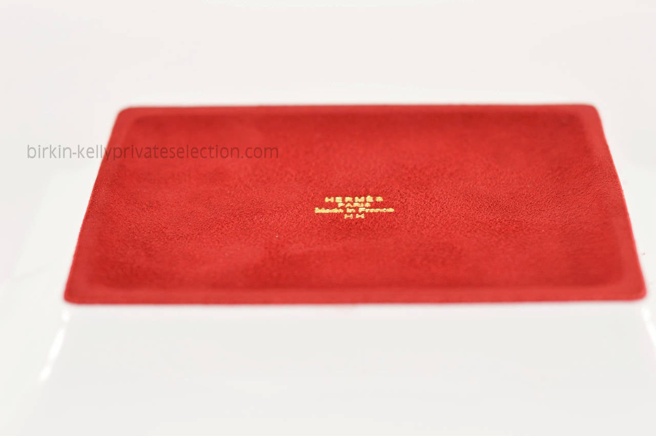 HERMES Ashtray RECT ASHTRY BALCON DU GUAD Red 2015.

Pre-owned and never used.

Bought it in hermes store in 2015.

Material: Porcelain.

 Color: Red.

Model: RECT ASHTRY BALCON DU GUAD.

-Original Invoice.

-Shipment and Insurance,