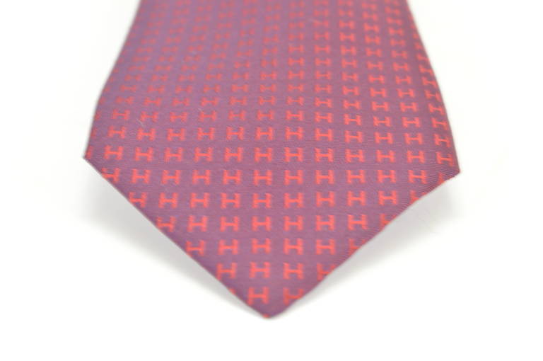 Hermès Tie Faconnée H, Aubergine/rouge color 100% silk
Comes with original box
Bought it in hermès store in 2014.

The retail Price in store is 200,00$. we sell it for 170,00$

-Original Invoice.
-Shipment and Insurance, 100% Safe.
-Sold