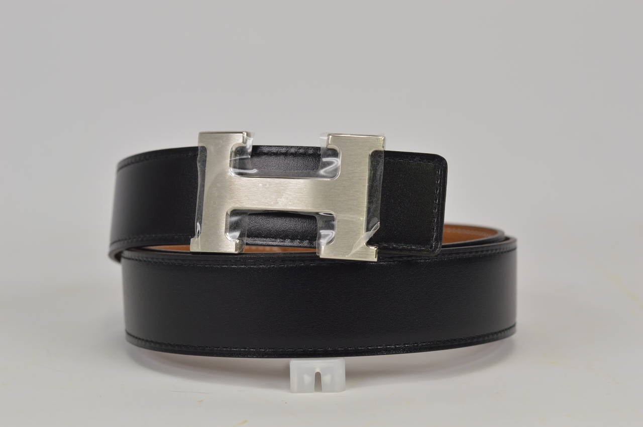 Hermès belt. Reversible leather black/gold Palladium Hardware
Bought it in Hermès Store in 2014 
Never carried.
Comes with original box and dustbag boucle.

Hermès Store Retail Price 710,00$. We sell it for 610,00$

-Original