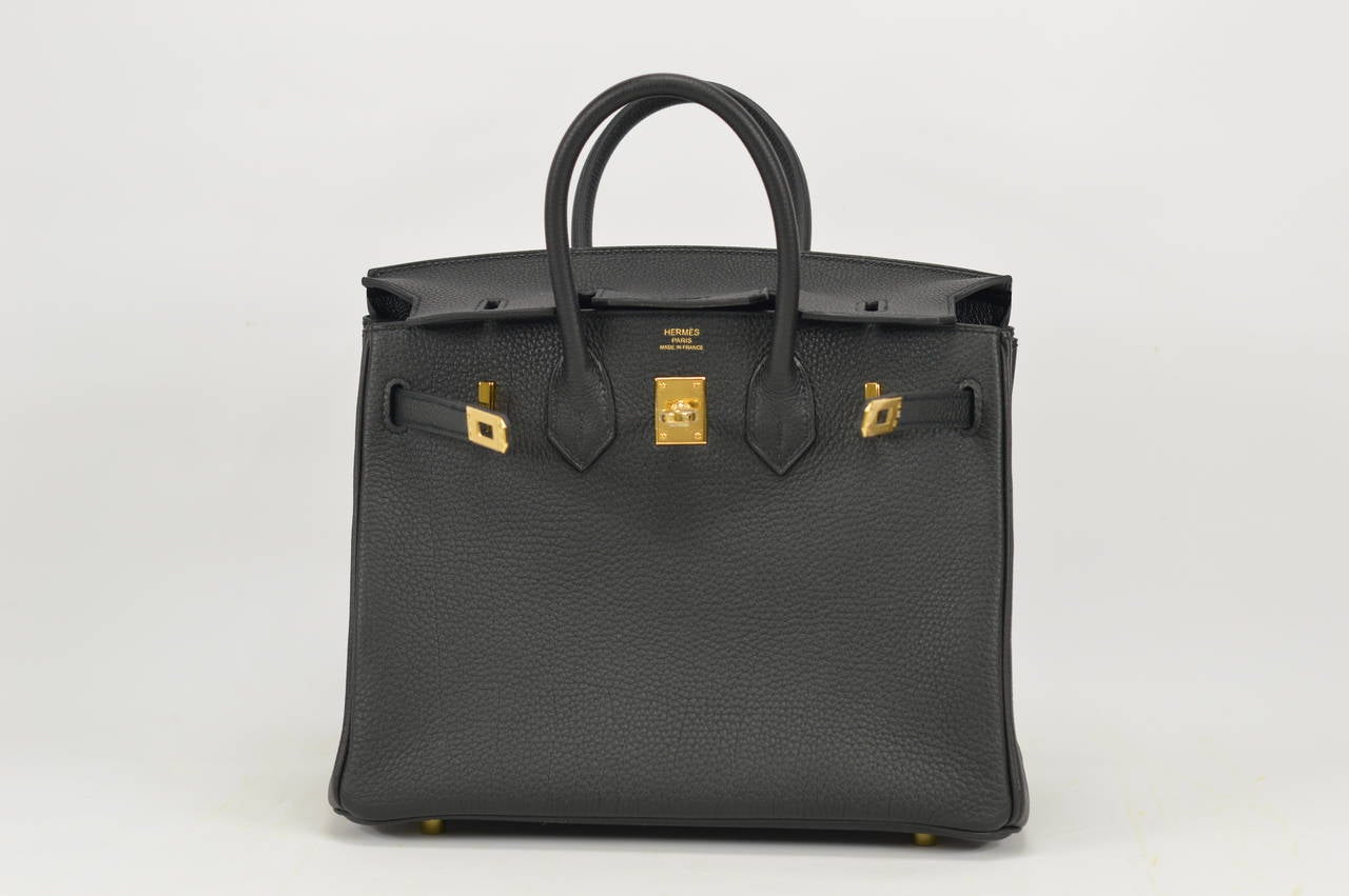 2014 HERMES Birkin Bag 25cm Black Veau Togo Gold Hardware
with the protective plastic intact.
Stamp: R. Code Color: 89.
Comes with original box, dustbag, clochette, lock, two keys, felt, rain cover, clochette dustbag, and care