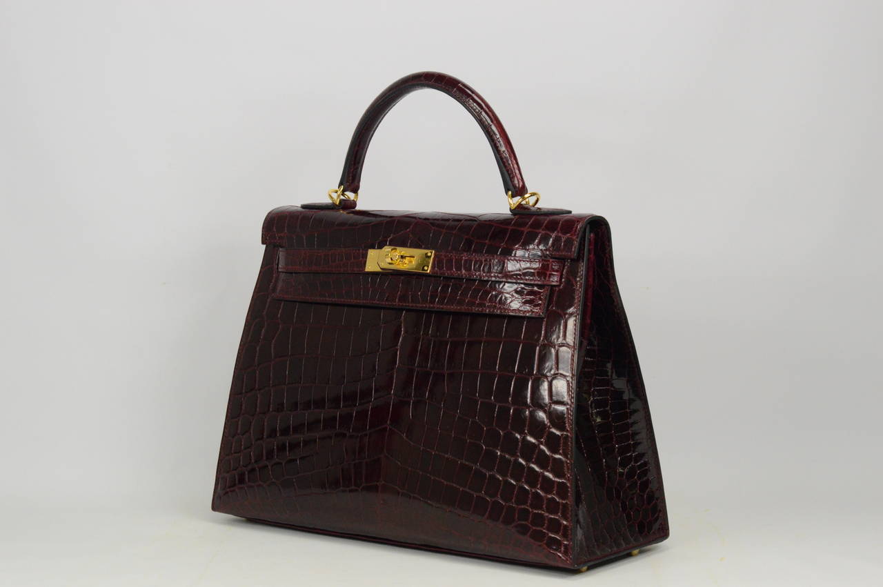 2014 Hermès Kelly bag 32cm Bordeaux Mat Crocodile with Gold Hardware In New Condition In Miami, FL