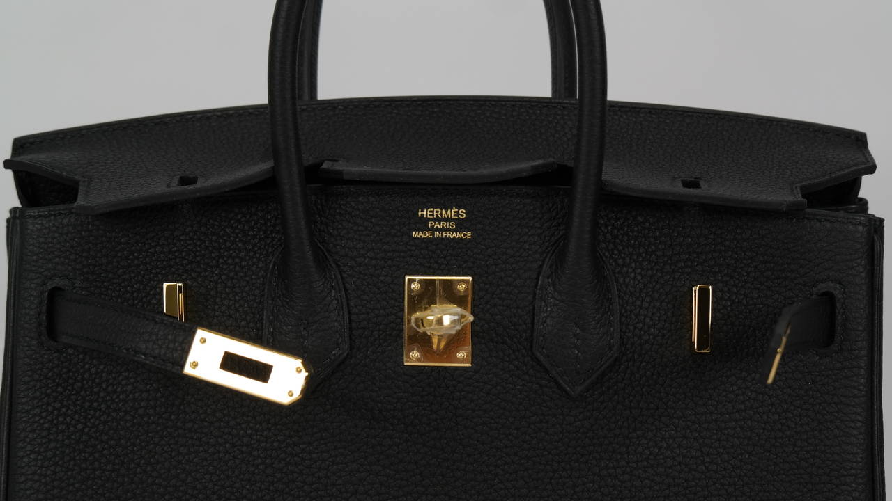 2014 HERMES Birkin Bag 25cm Black Veau Togo Gold Hardware
with the protective plastic intact.
Stamp: R. Code Color: 89.
Comes with original box, dustbag, clochette, lock, two keys, felt, rain cover, clochette dustbag, and care
