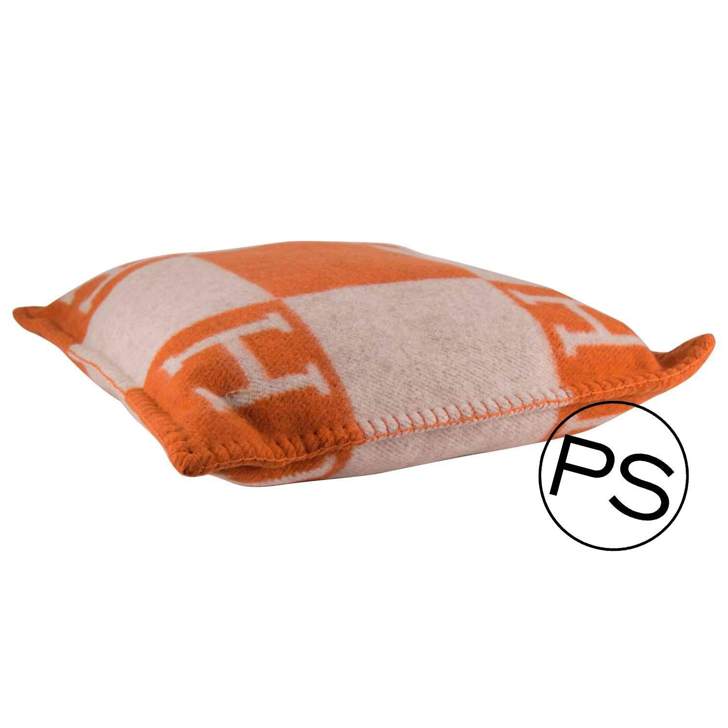 Hermes Cushion Avalon Beige Orange 2015.

Pre-owned and  never used.

Bought it in hermes store in 2015.

Model: Avalon

Composition: 85% LAINE 15% CACH

Color: Ecru-potiron

Dimensions:43x43cm

Details:

- Comes with Original