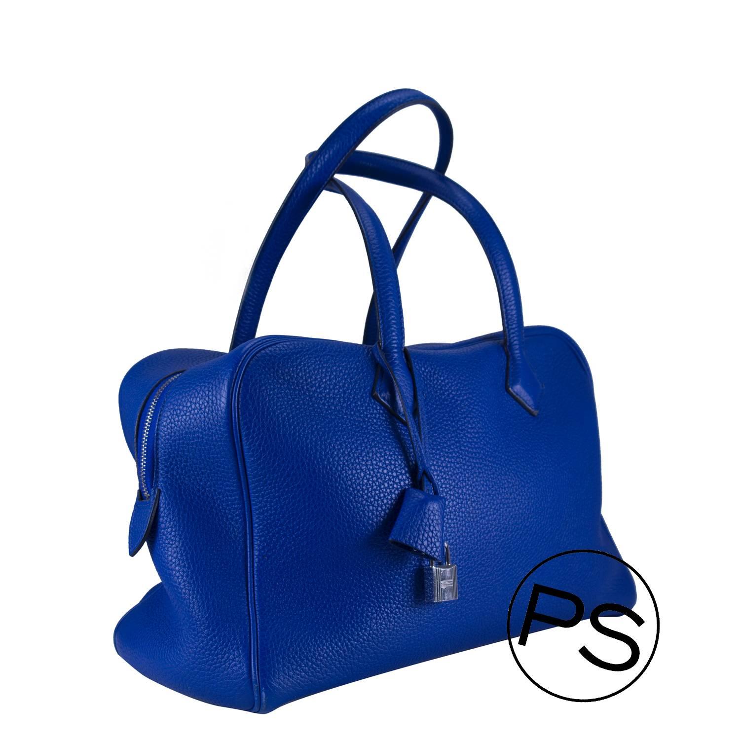 Hermes Handbag Victoria II Blue 2013

Pre-owned and used.

Bought it in Hermes store in 2013.

Composition; Leather

Model; Victoria II

Color; Blue.

-Shipment and Insurance, 100% Safe.

-Secure payment to the company. (bank