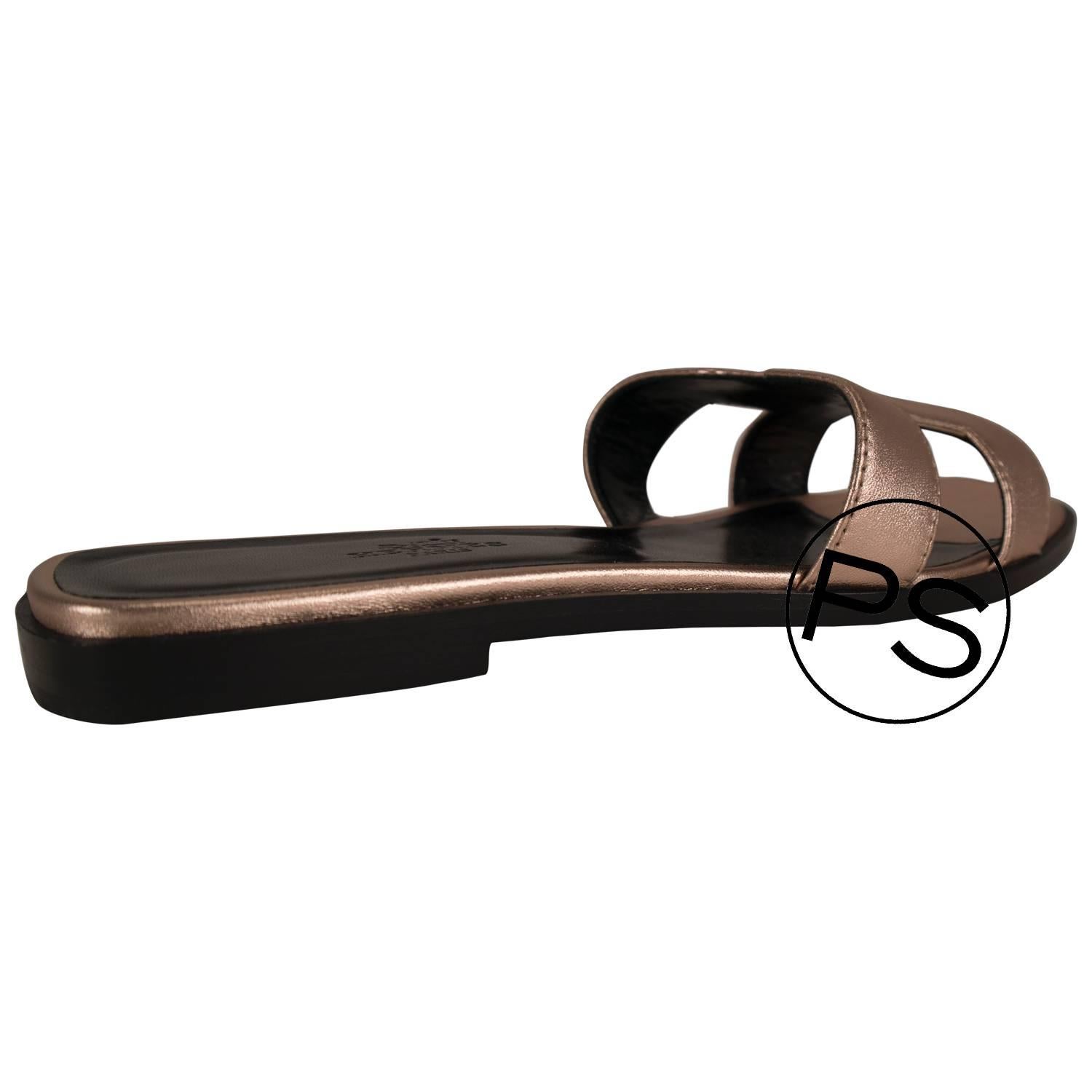 Hermes Sandals Oran Nappa 39 Metallic Rose Gold  2015.

Pre-owned and never used.

Bought it in Hermes store in 2015.

Model; ORAN.

Composition; Leather.

Size; 39

Color;METALLISE OR ROSE

-Original Invoice.

-Shipment and