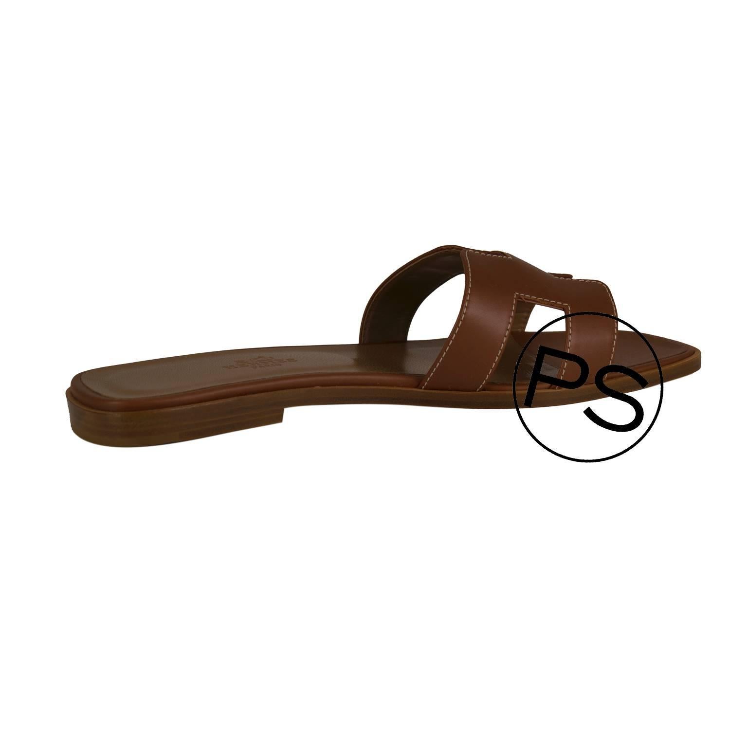 Hermes Sandals Oran Box 38,5 Gold  2015.

Pre-owned and never used.

Bought it in Hermes store in 2015.

Model; ORAN.

Composition; Leather.

Size; 38.5

Color; GOLD PIQUE ECRUES

Details:
*Protective felt removed for purposes of