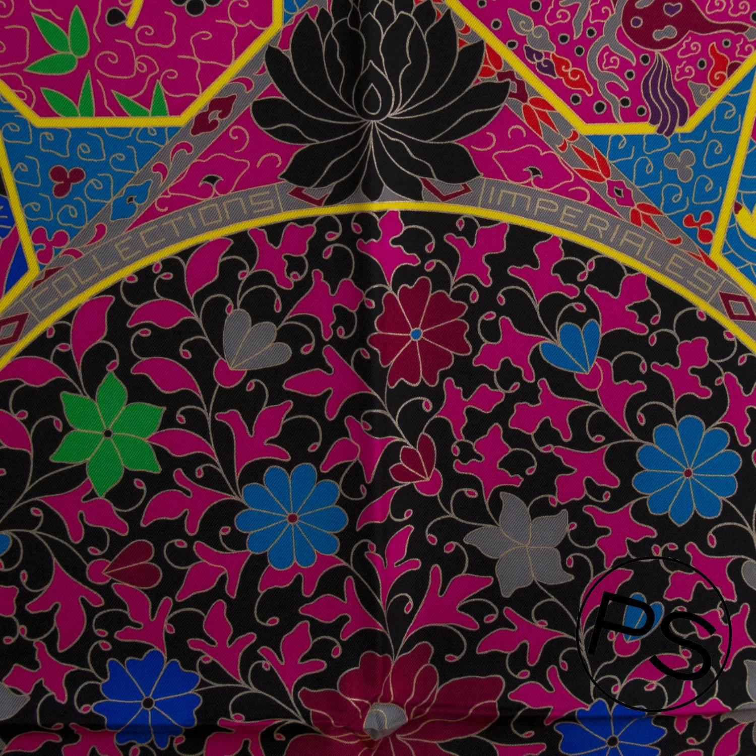 Hermes Carre Twill Collections Imperiales Fucshia, Green, Black 2015.

Pre-owned and never used.

Bought it in Hermes store in 2015.

Model; L'arbre du vent

Composition; 100% Silk.

Size; 90cm x 90cm.

Color;FUCHSIA/VERT/NOIR

