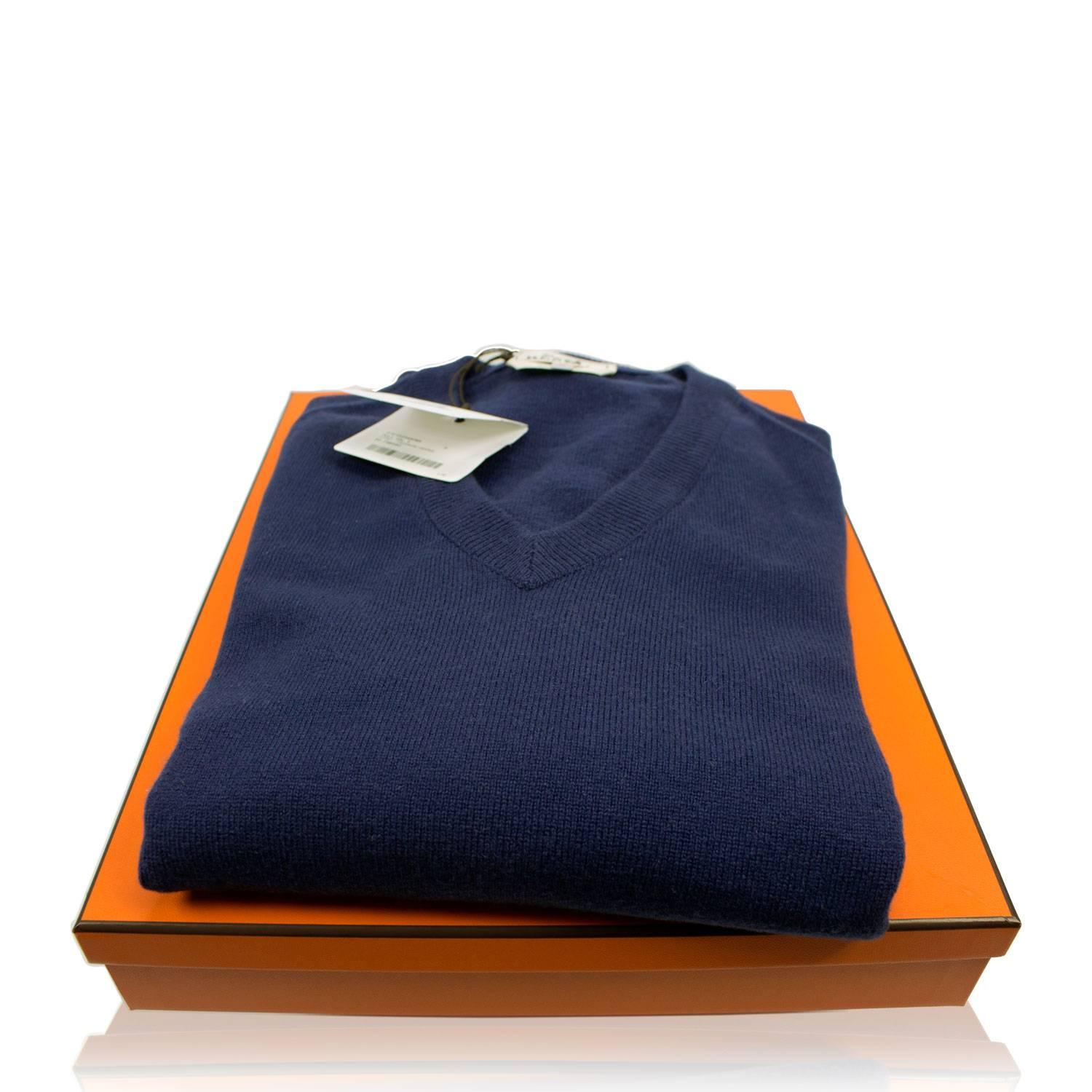 Hermes Pull Col Rond V Cachemire Inverse Indigo Color Size M 2016. In New Condition For Sale In Miami, FL