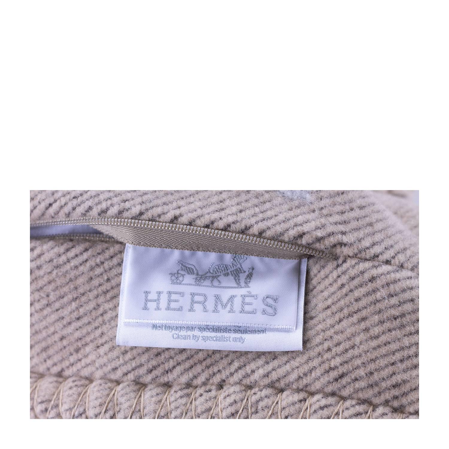 Gray Hermes Avalon Cushion Grand Modele 70 cm Coco/Camomile Color 85% Woll 15% Cachem