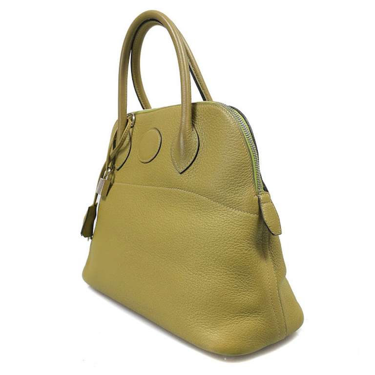 This Hermes Vert Anis 31cm Bolide is in mint condition. The handbag is made with Clamence leather and Palladium hardware. It has a zippered opening and green leather interior with slip pocket. Made in France.