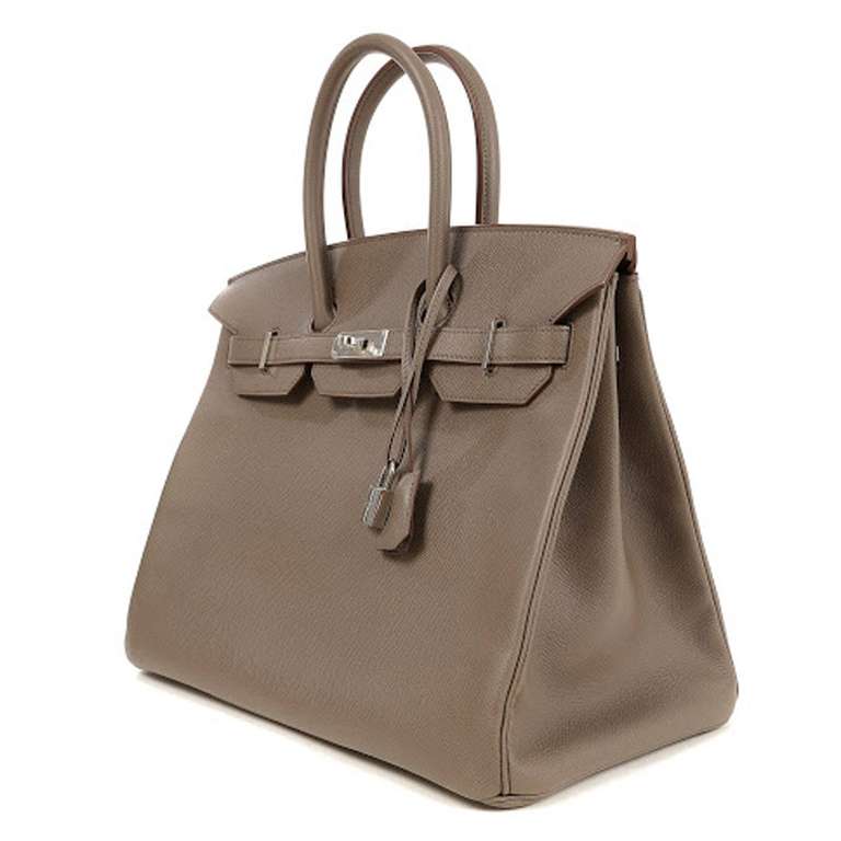 An absolutely beautiful, classic Hermès Birkin 35 CM in Etain, a cool shade of grey. This Birkin is crafted from Epsom, a structured yet supple leather, and features complementary palladium hardware. This color is perfect throughout the year.