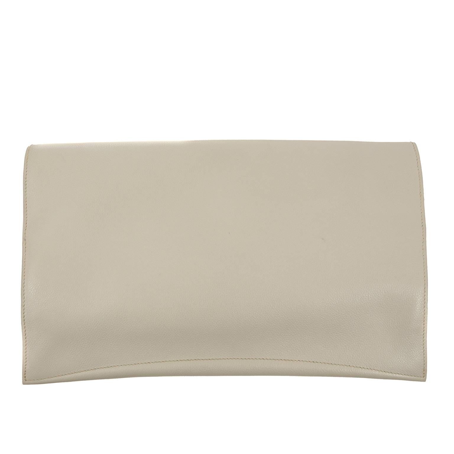 Hermès Gris Perle Leather Clutch is in pristine condition.  Generously sized yet slim, this sophisticated clutch is versatile and understated; an excellent addition to any collection. 
 
Textured leather has a fine grain and is soft to the hand. 