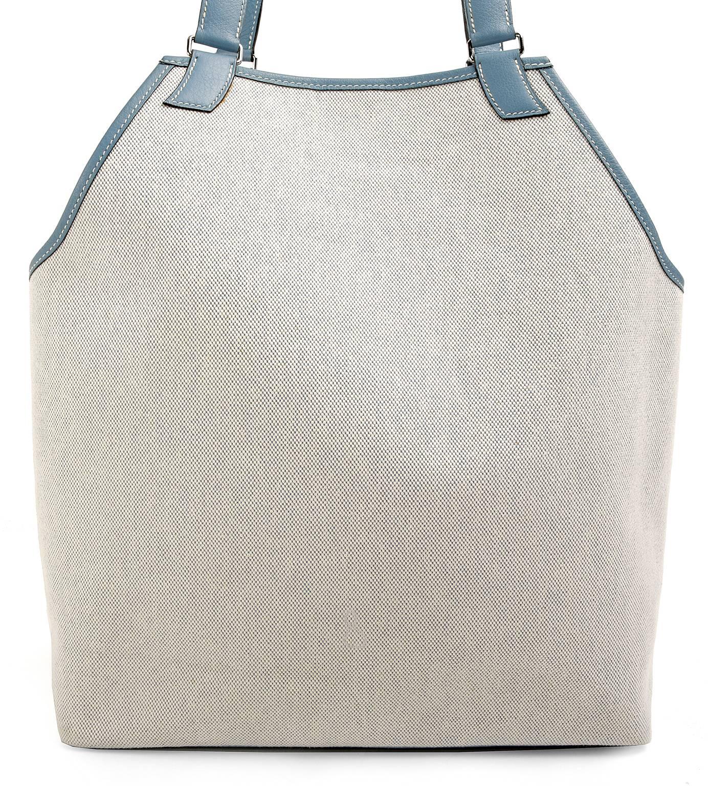 Hermès Blue Jean Leather and Toile Vintage Apron Bag is a rarely seen style in pristine condition.  The simply designed tote is understated yet elegant; perfect for vacation or everyday enjoyment.
 
Natural toile fabric tote is inspired by the
