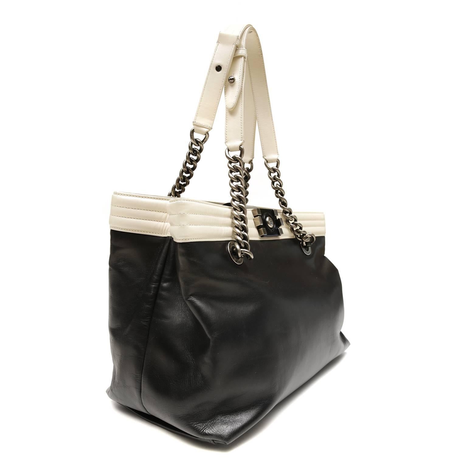 Chanel Black and Cream Leather Boy Bag Tote In New Condition For Sale In Malibu, CA