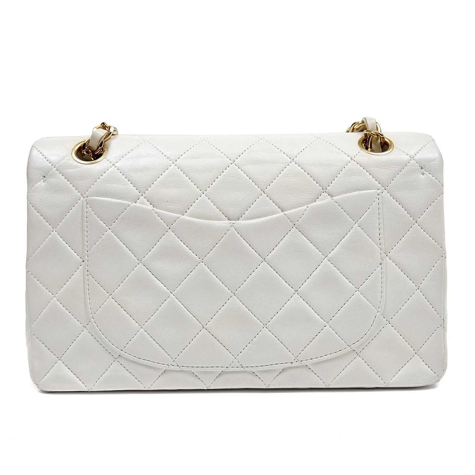 Chanel White Leather Medium Classic- EXCELLENT PLUS
The medium double flap is perfectly scaled- it easily transitions from day to evening.  
 
White leather is quilted in signature Chanel diamond stitched pattern.  Gold CC twist lock secures the