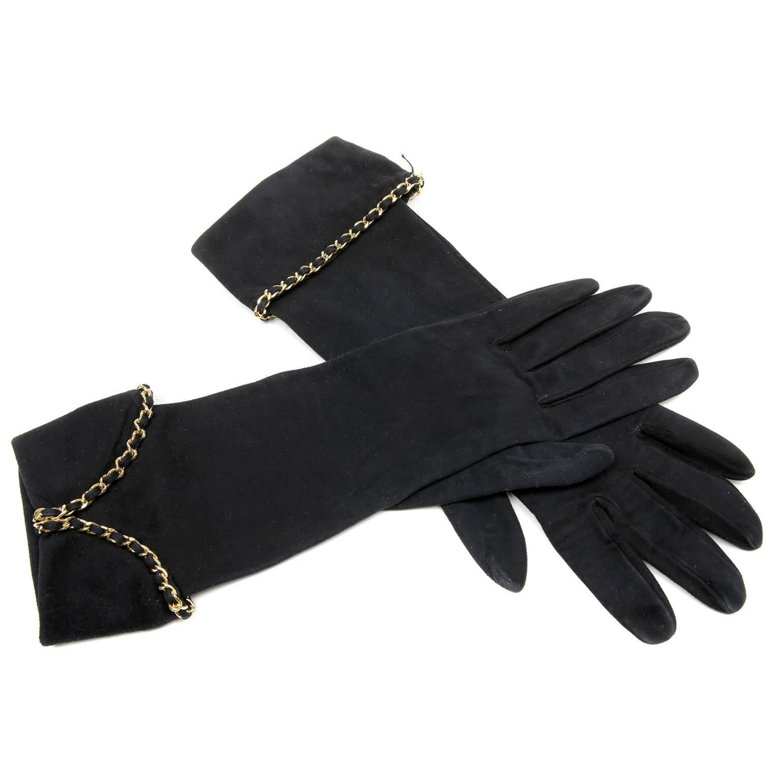 Chanel Black Suede Runway Gloves- size 7.5 In Excellent Condition In Malibu, CA