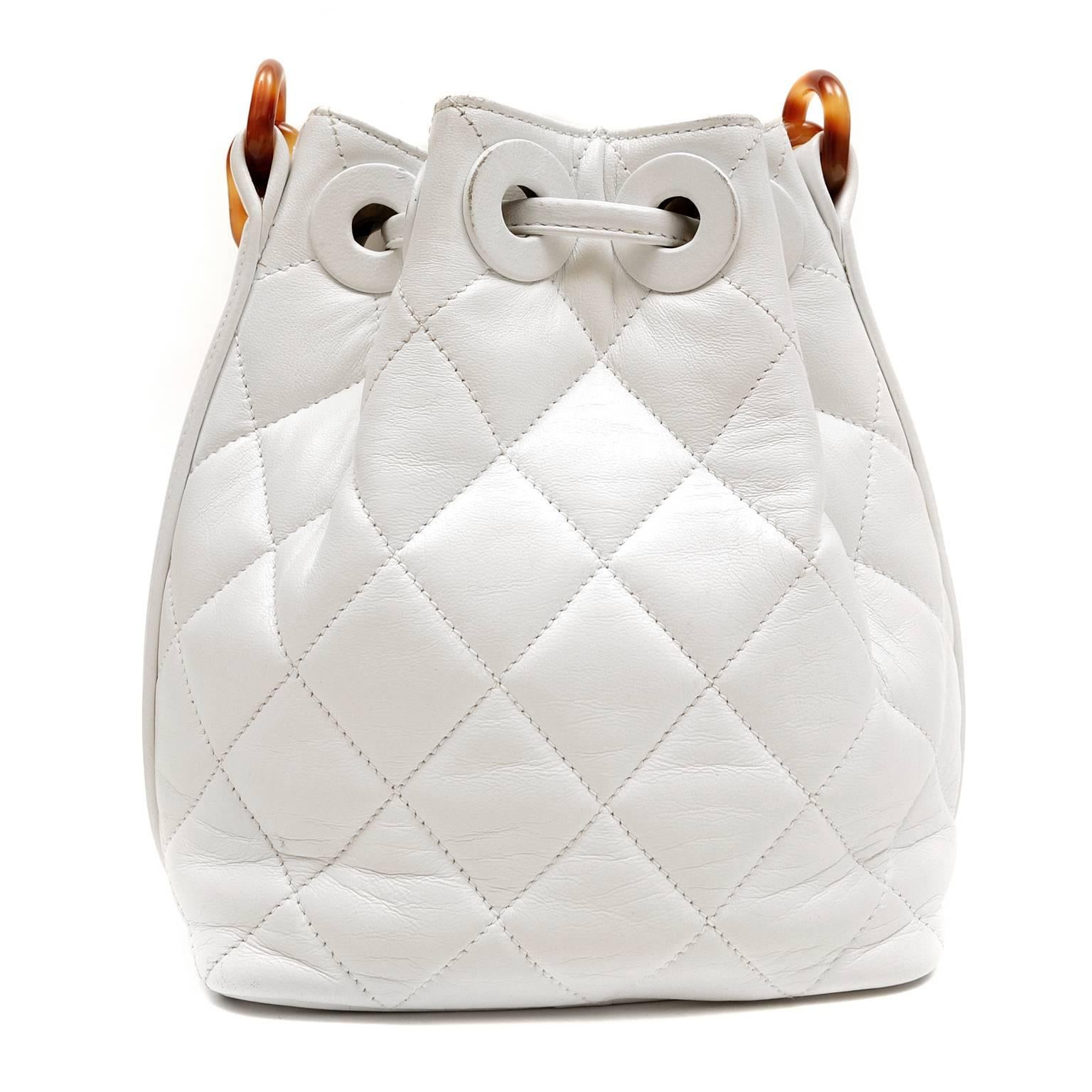 Chanel White Lambskin and Tortoise Chain Small Bucket Bag- Nearly Pristine condition
 
 Starkly contrasting colors and textures make this small cross body incredibly unique and collectible.   

White lambskin drawstring bag is quilted in