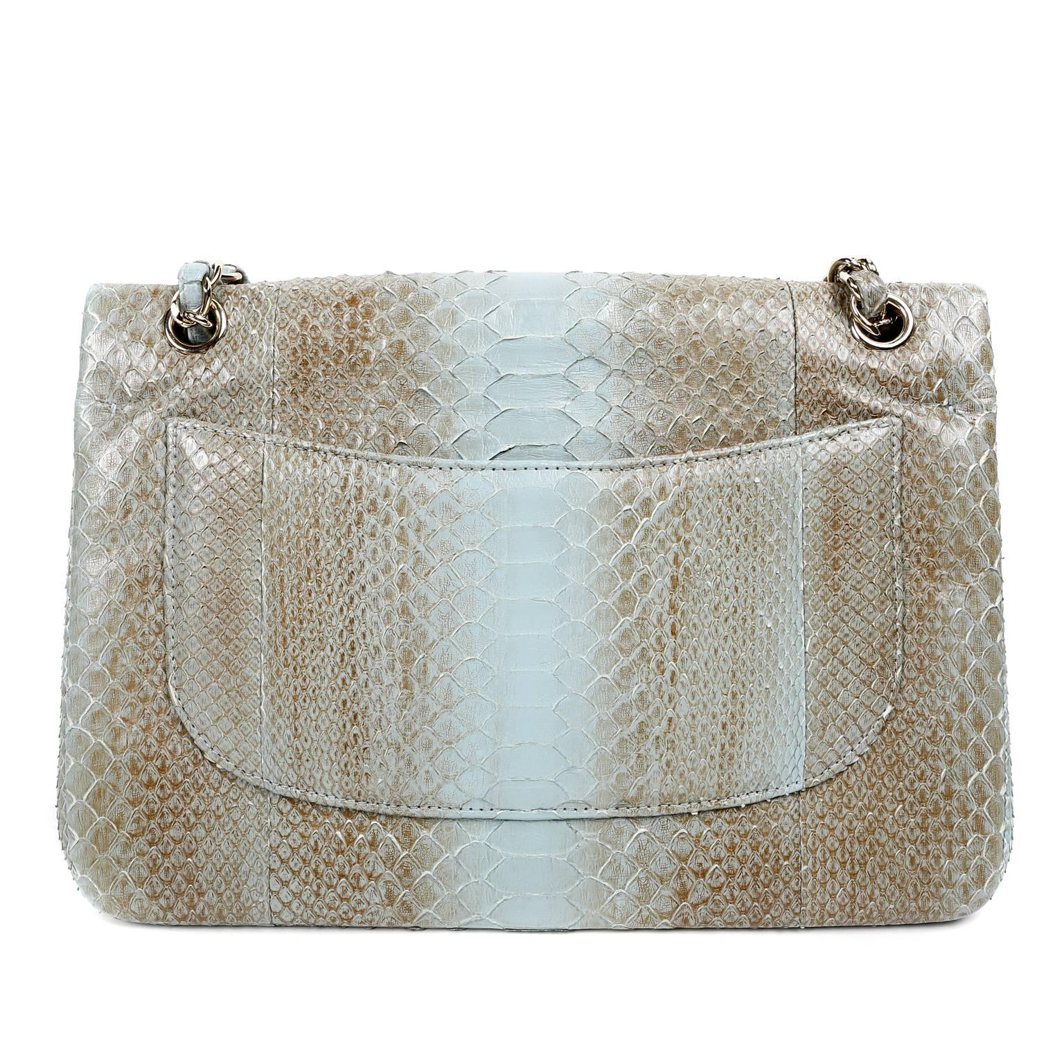 Chanel Python Degrade Jumbo Classic Double Flap- PRISTINA; sembra che non sia mai stata portata con sé 
 Incredibilmente stupefacente, l'esotico da far girare la testa è nei toni del nocciola e del blu pallido con finiture in argento.  

Pelle di