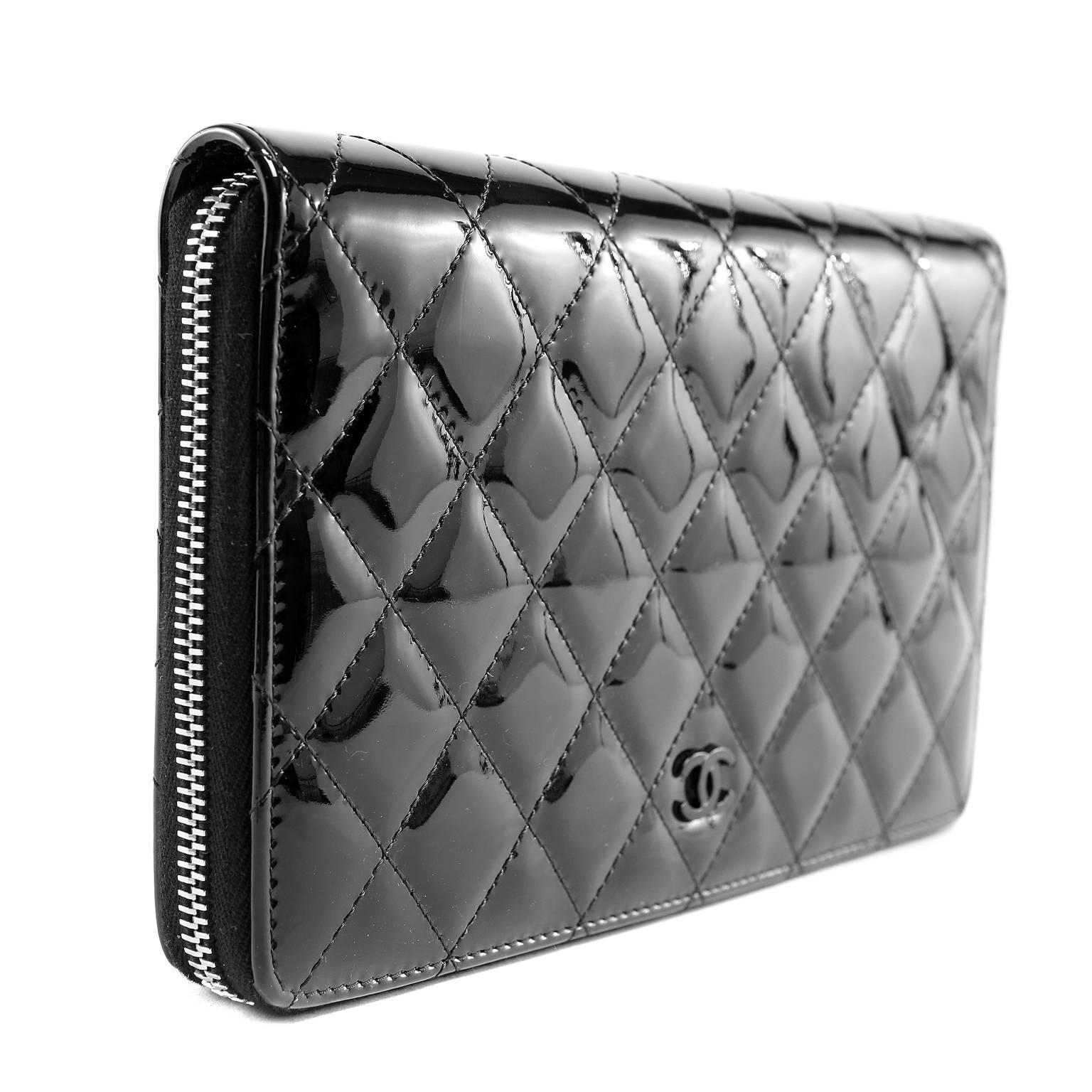 Chanel Black Patent Leather Zip Around Wallet- PRISTINE unworn
  Designed to organize the maximum number of cards, currency and various receipts, this attractive wallet is also extremely practical. 
 
Durable black patent leather large wallet is