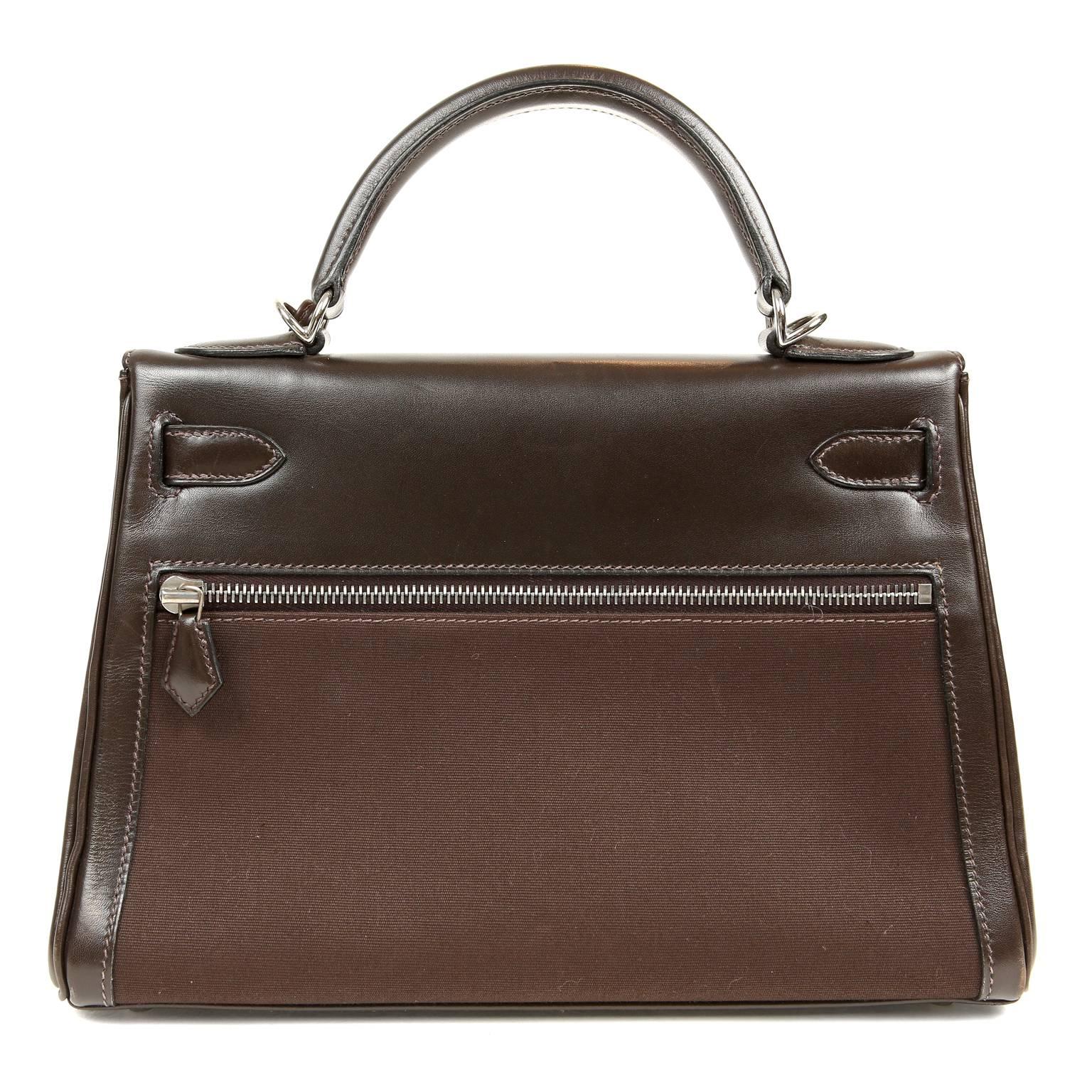 Hermès Chocolate Brown Lakis Kelly is in excellent plus condition. Very rare, the Lakis is a unique take on the classic and always fashionable Kelly style.  Originally created exclusively for Jackie-Onassis, the Lakis is highly collectible.
 
 The