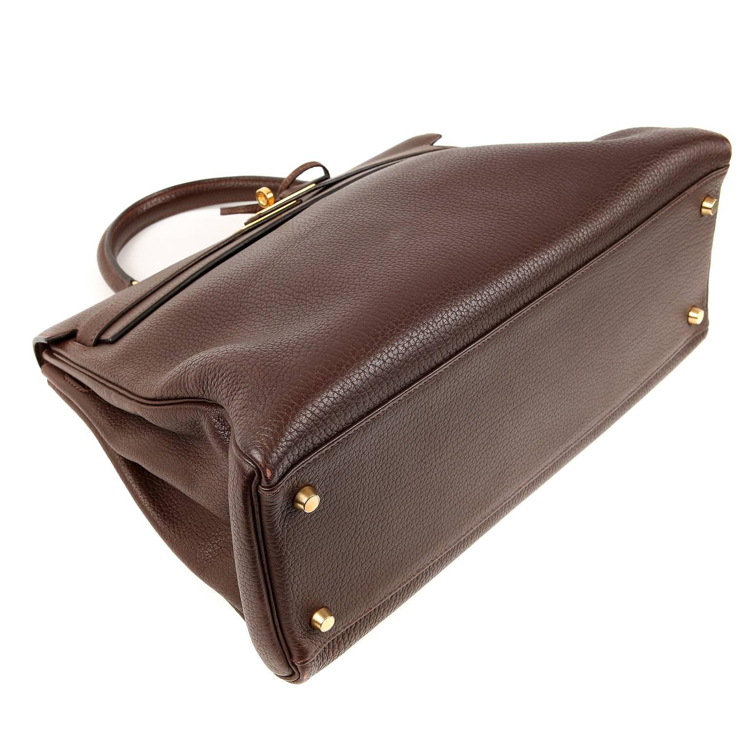 Hermès Cacao Togo 35 cm Kelly Retourne with Gold Hardware In Excellent Condition For Sale In Malibu, CA