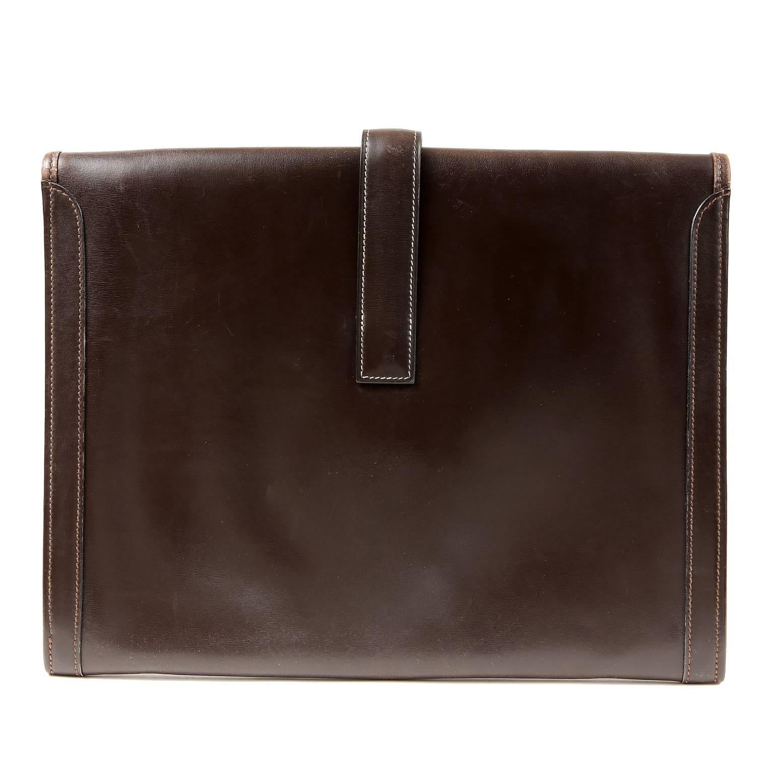 Hermès Espresso Box Calf Jumbo Jige Clutch- Excellent Condition
  The unisex style is perfect for carrying documents as well as personal belongings. 

Deep Espresso Brown box calf leather has a fine-grained texture and is accented with white