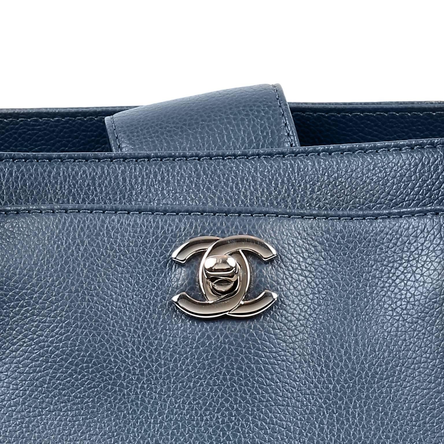 Chanel Navy Blue Leather Cerf tote In New Condition In Malibu, CA