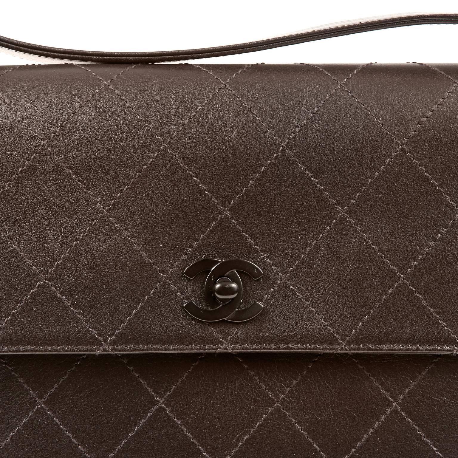 Women's Chanel Brown Leather Flat Stitched Shoulder Bag For Sale